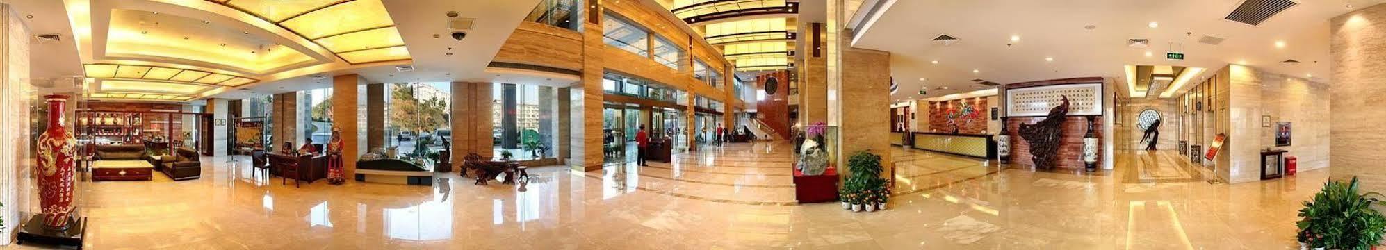 Phoenix Grand Hotel Фенян Екстериор снимка