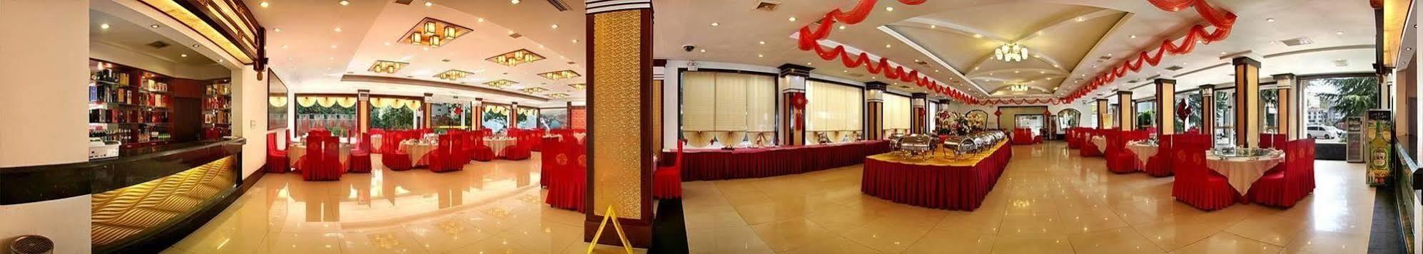 Phoenix Grand Hotel Фенян Екстериор снимка