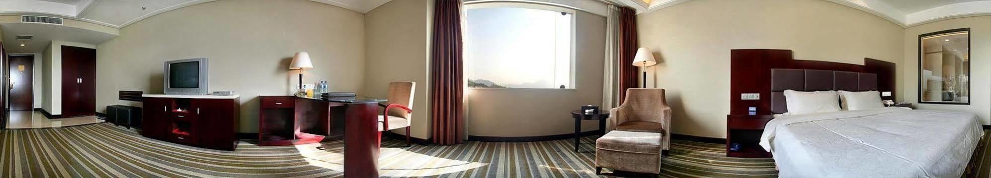 Phoenix Grand Hotel Фенян Екстериор снимка