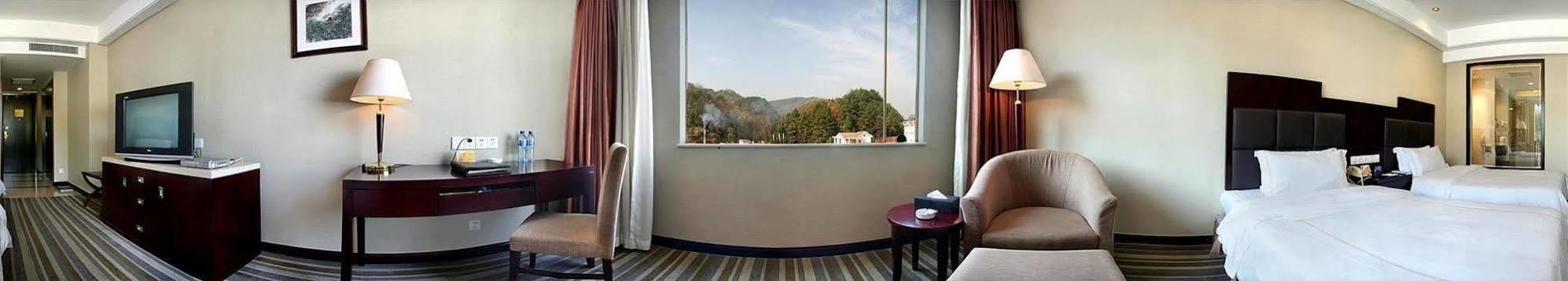 Phoenix Grand Hotel Фенян Екстериор снимка