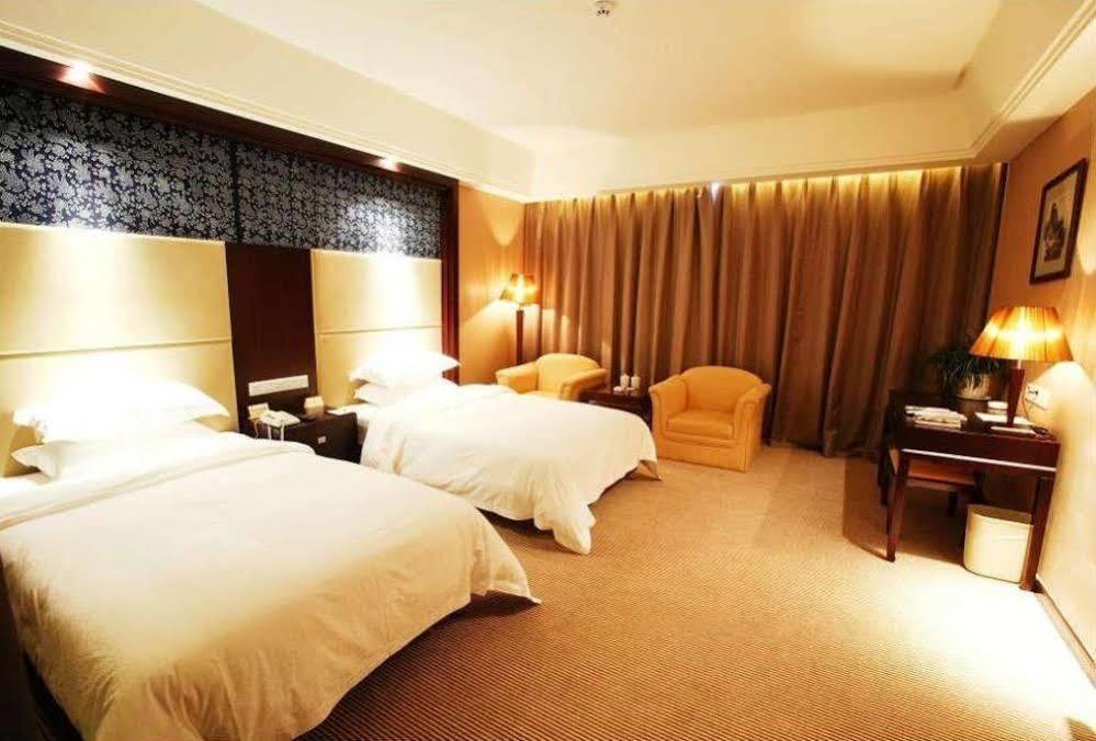 Phoenix Grand Hotel Фенян Екстериор снимка