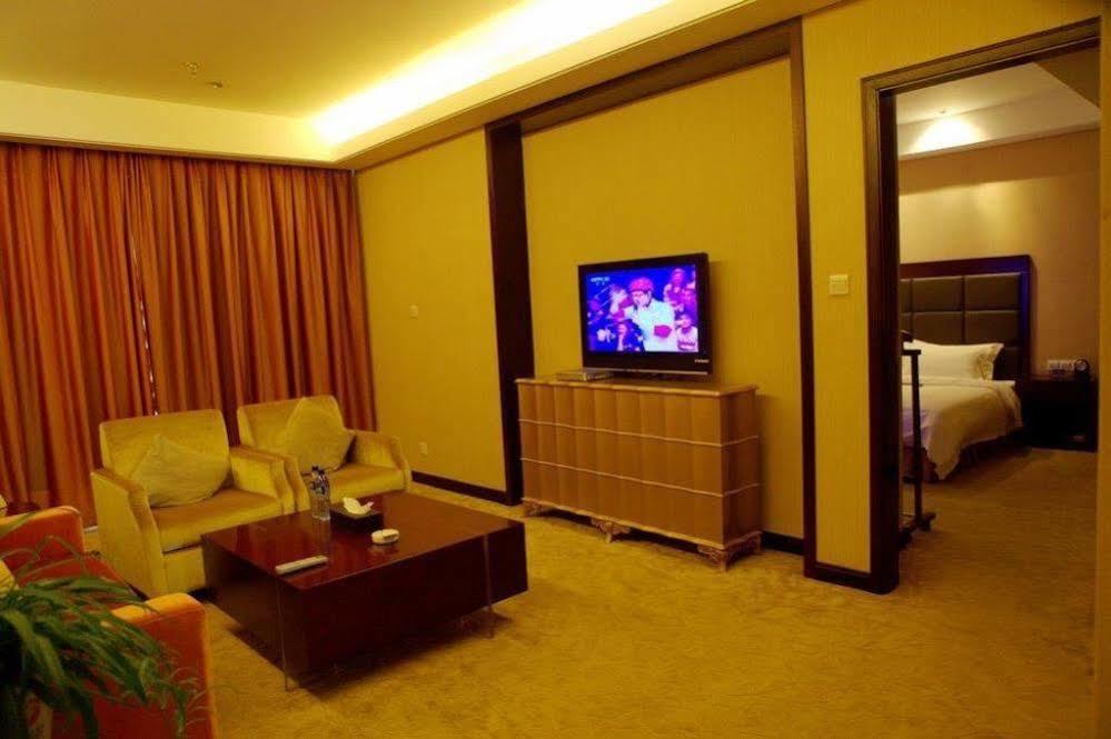 Phoenix Grand Hotel Фенян Екстериор снимка
