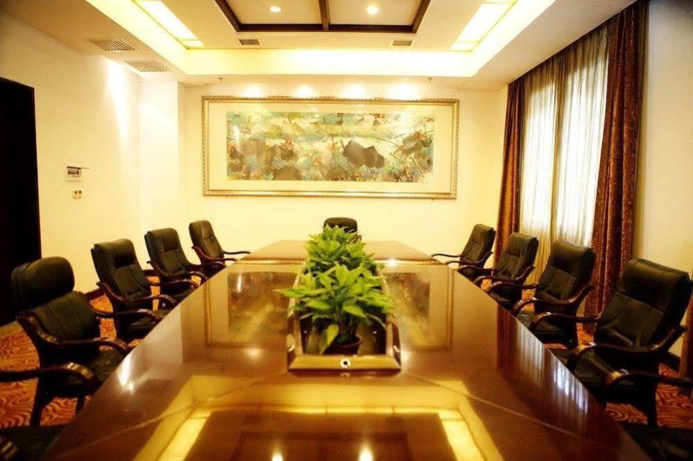 Phoenix Grand Hotel Фенян Екстериор снимка