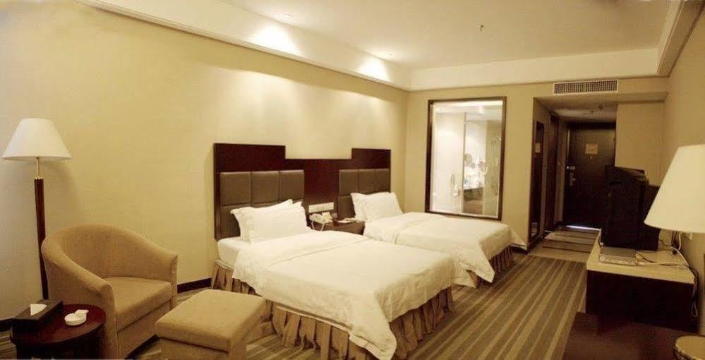 Phoenix Grand Hotel Фенян Екстериор снимка