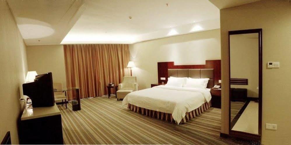 Phoenix Grand Hotel Фенян Екстериор снимка