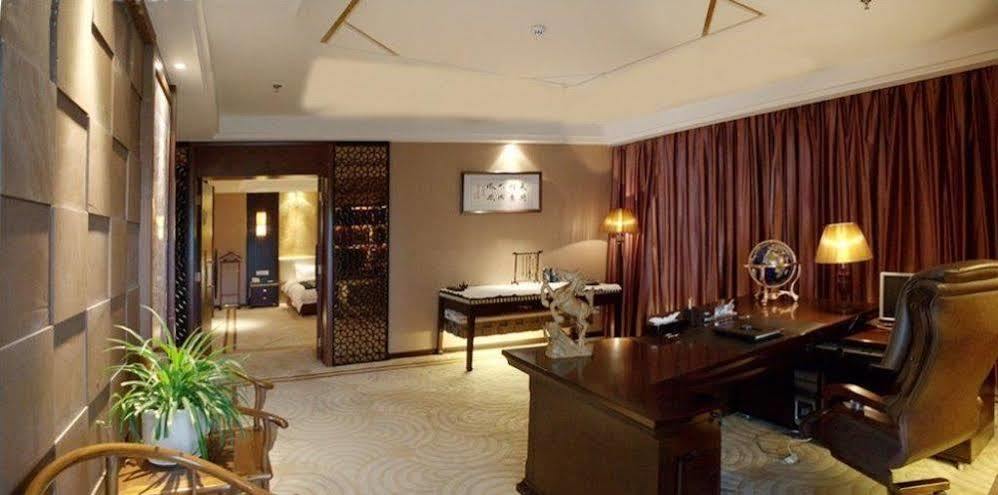 Phoenix Grand Hotel Фенян Екстериор снимка