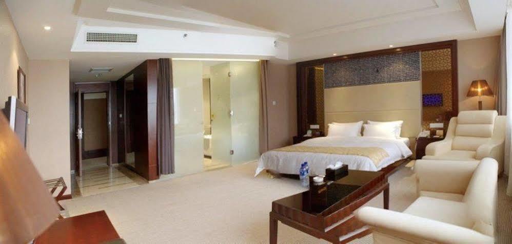 Phoenix Grand Hotel Фенян Екстериор снимка